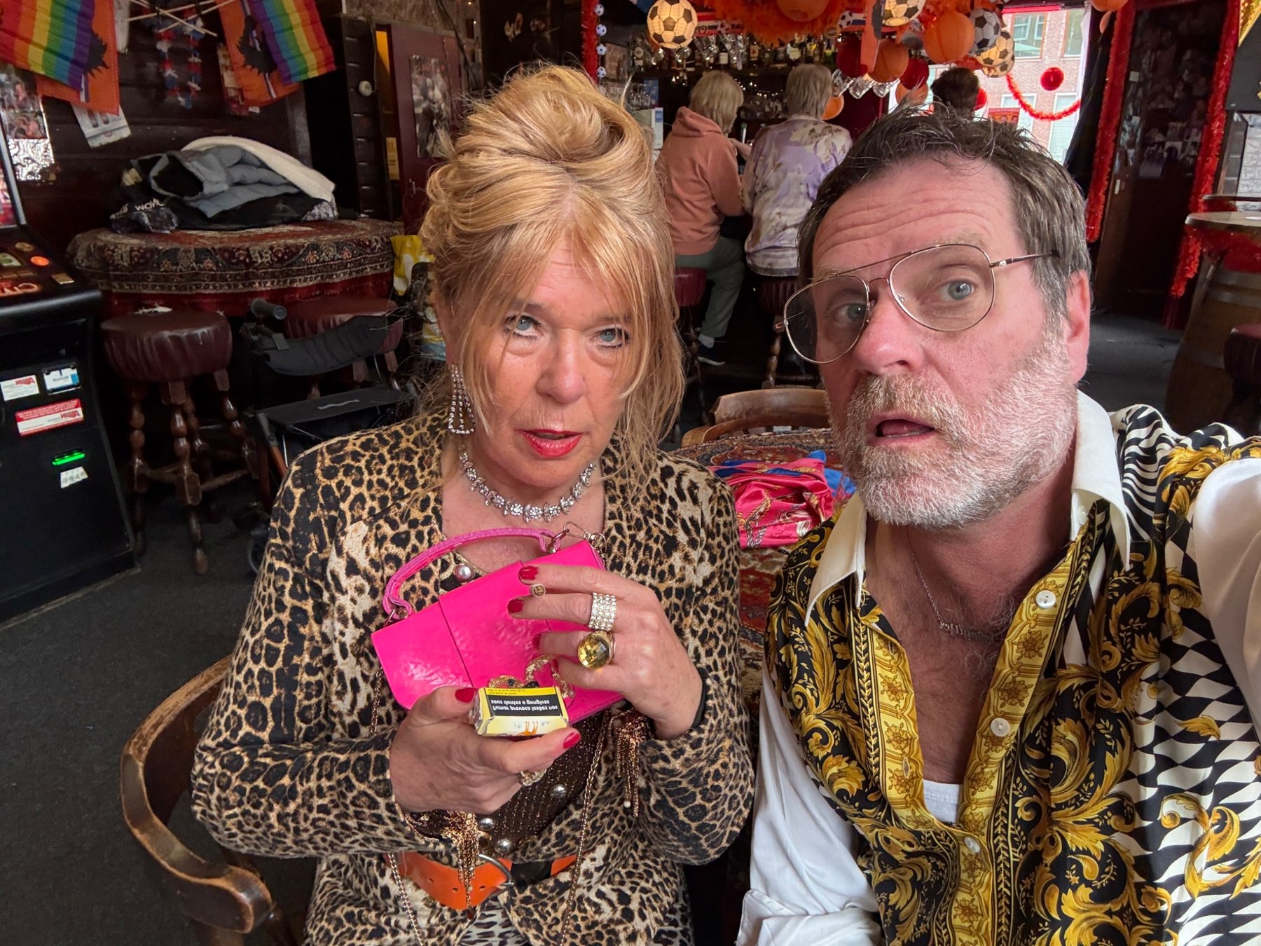 Tante Poes met haar roze tas en Sjon aan het caféraam