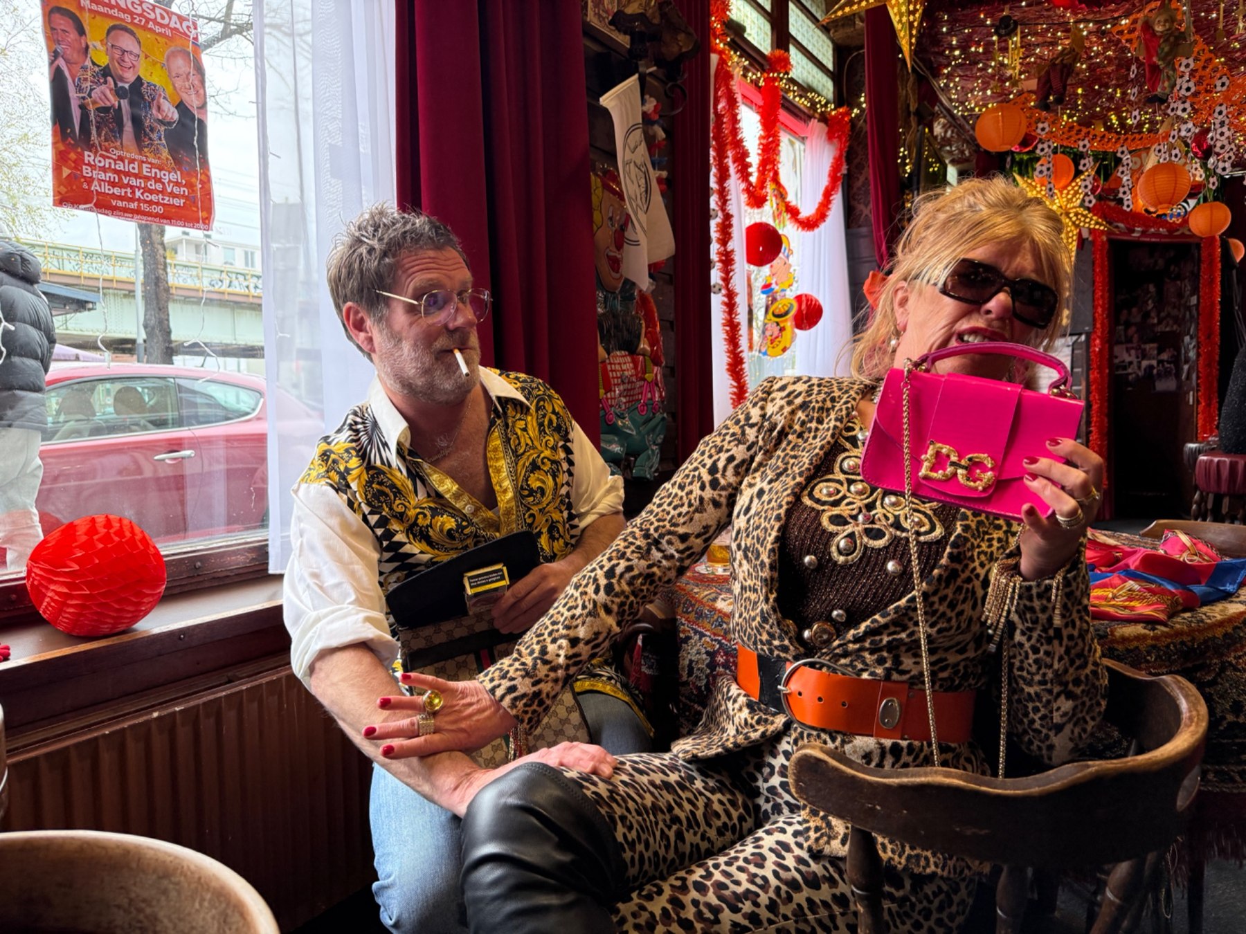 Tante Poes en Sjon proosten samen in een Amsterdams café