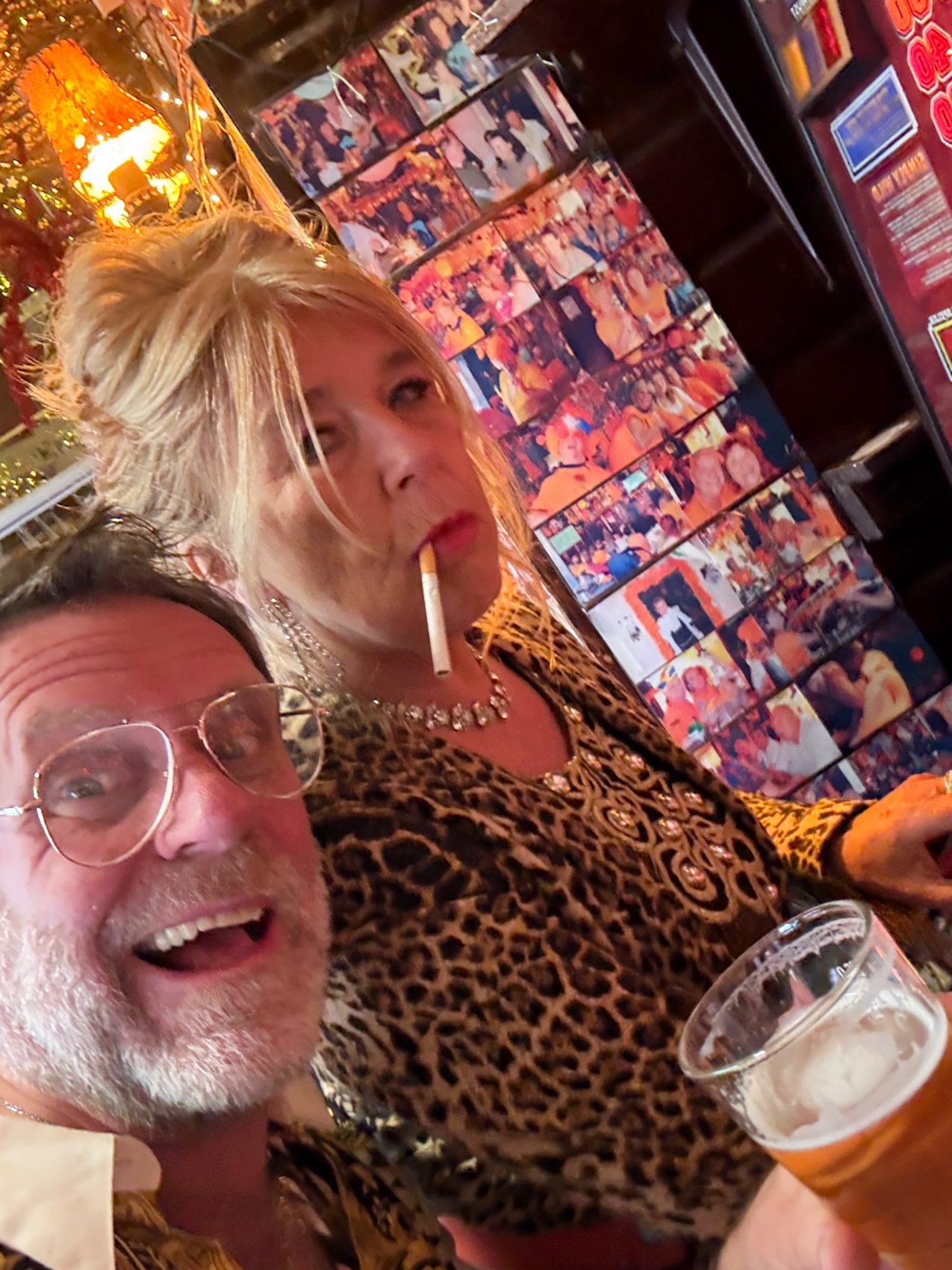 Poes en Sjon samen op een selfie